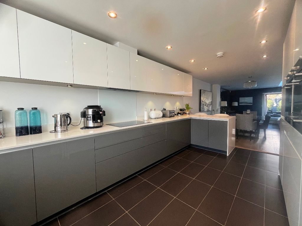 Property photo 3 of 27