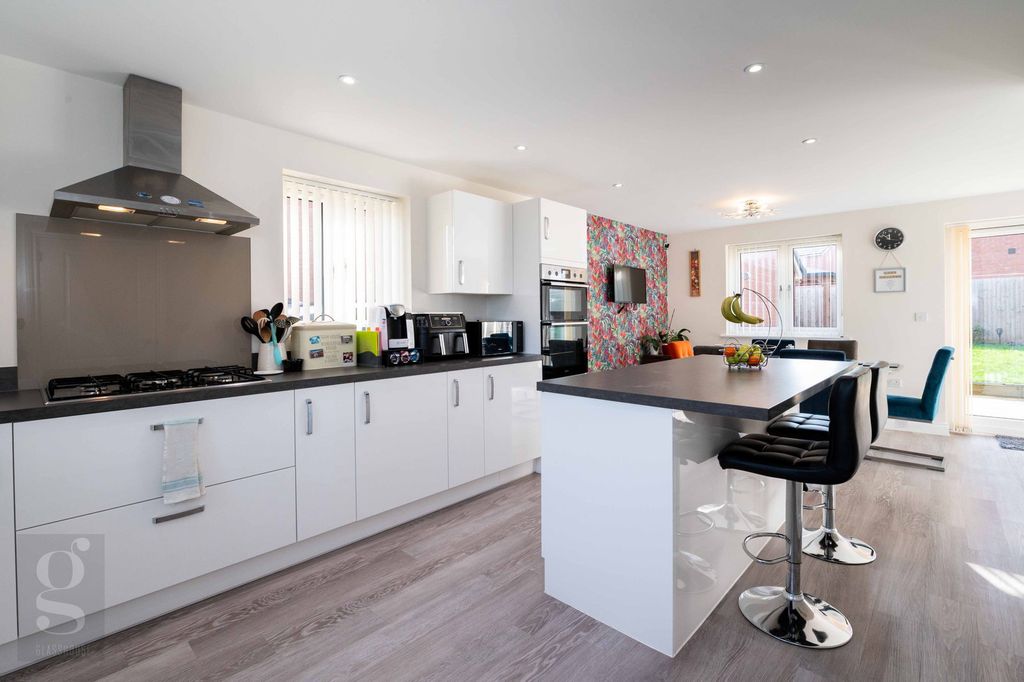 Property photo 2 of 28