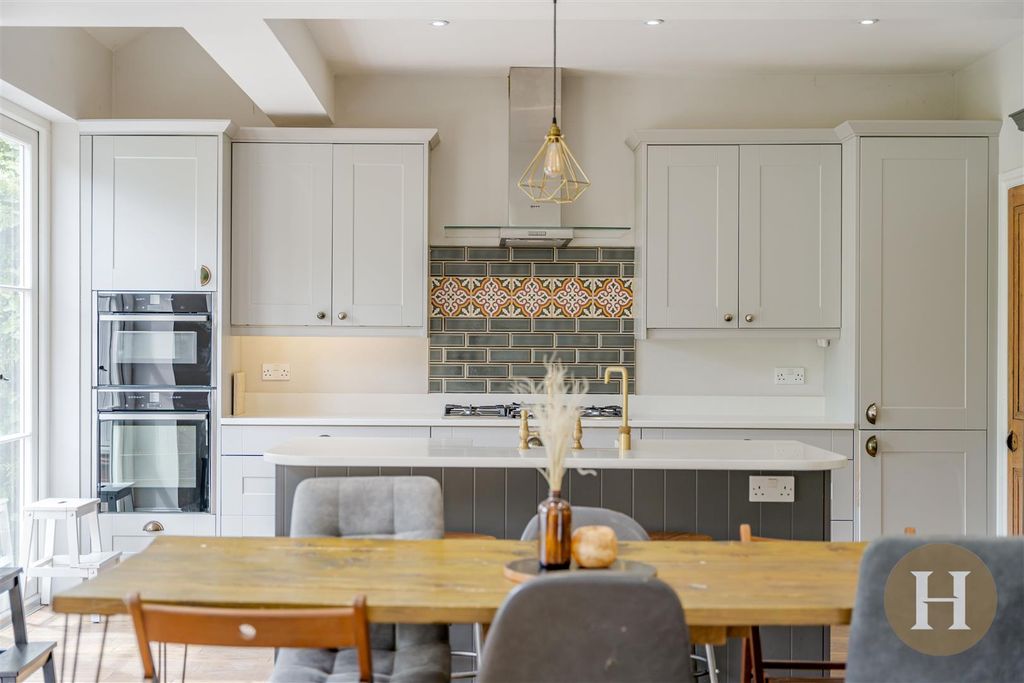 Property photo 3 of 47 Hadleigh Estate Agents-49.Jpg