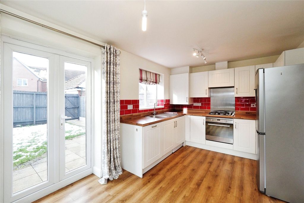 Property photo 2 of 17 Fitted Kitchen
