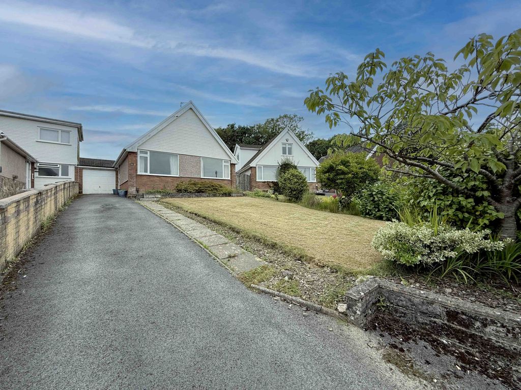 Property photo 1 of 17 Cedar Close, Gowerton - 2 / 3 Bedroom Property For Sale