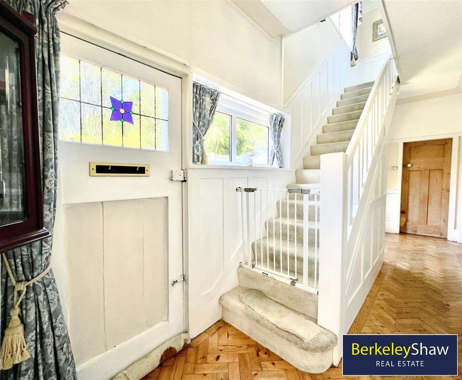 Property photo 3 of 27 Hall