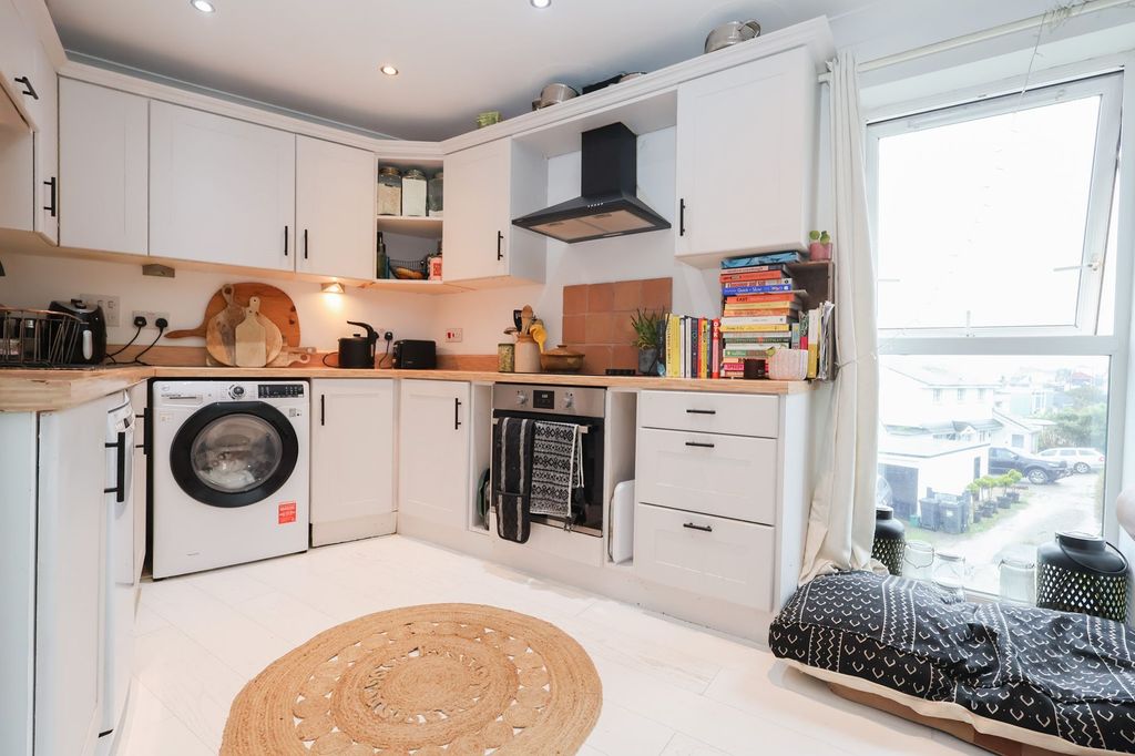 Property photo 3 of 21 Kitchen Area