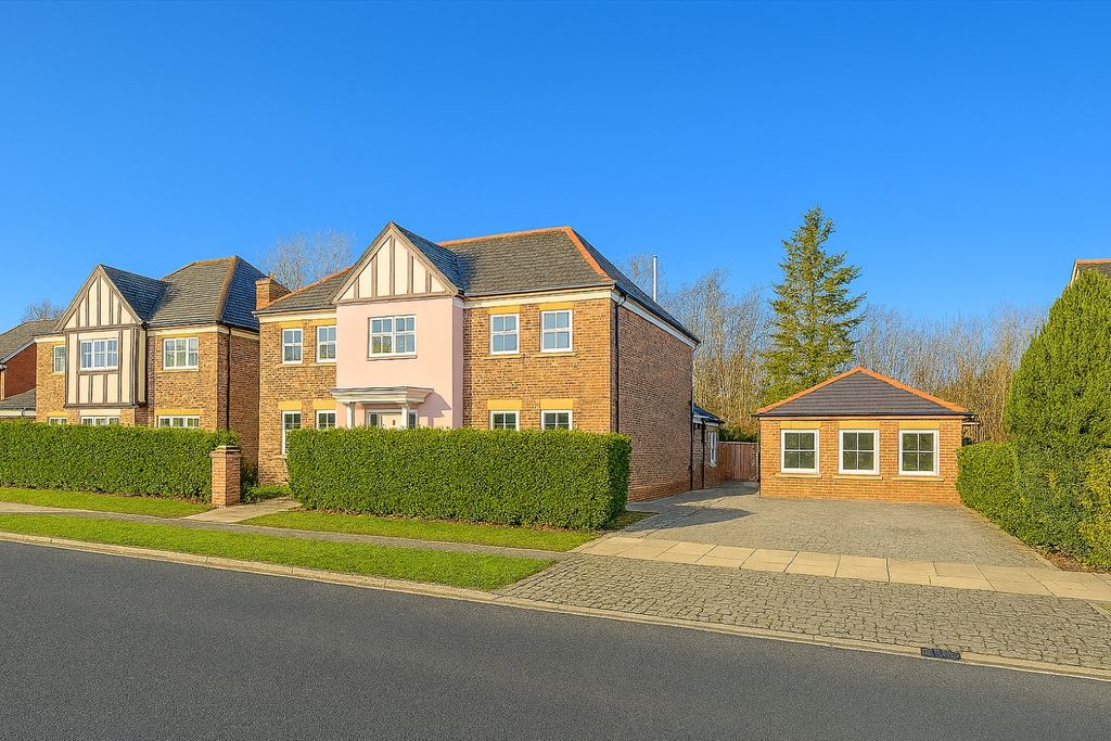 Property photo 1 of 36 Designer (13)