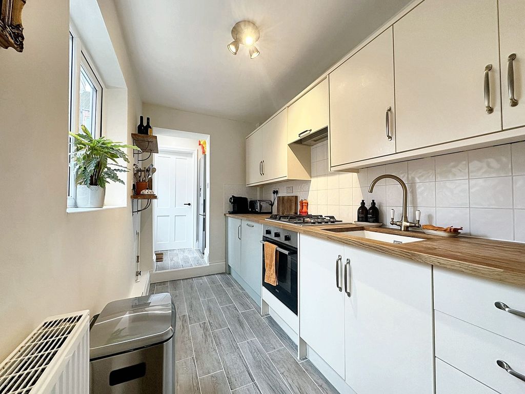Property photo 2 of 11 Kitchen