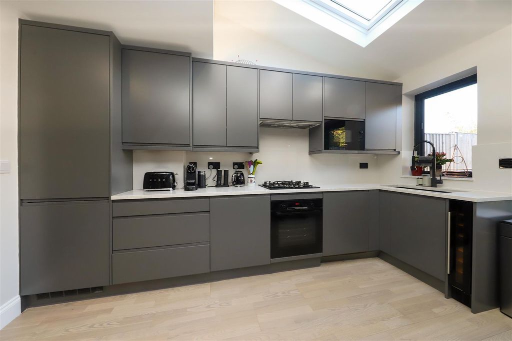 Property photo 3 of 18 Kitchen