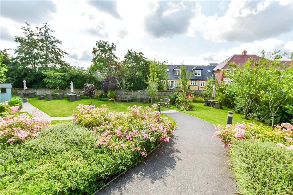 Property photo 3 of 12 Communal Gardens