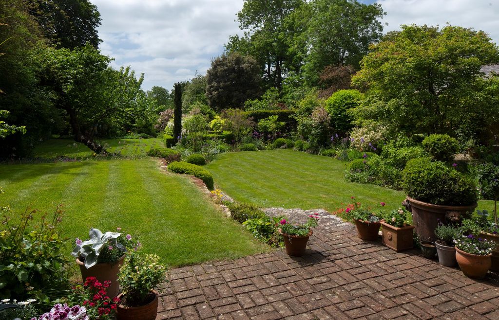 Property photo 3 of 14 Garden