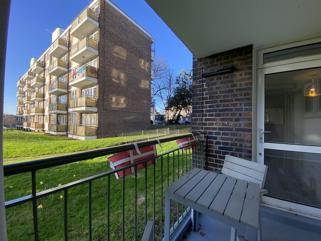 Property photo 3 of 12 Winterfold Close