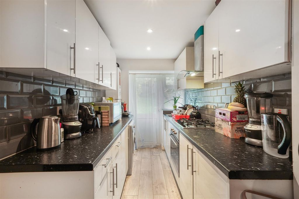 Property photo 3 of 15 7 Rosewood Avenue - 4Tgfg5Fg4U9Y4Zd1L8Mh.Jpg