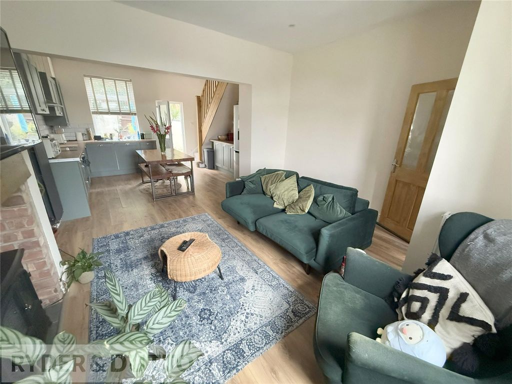 Property photo 3 of 14 Lounge