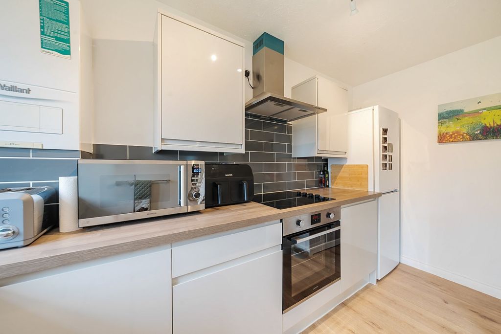 Property photo 3 of 9 Kitchen