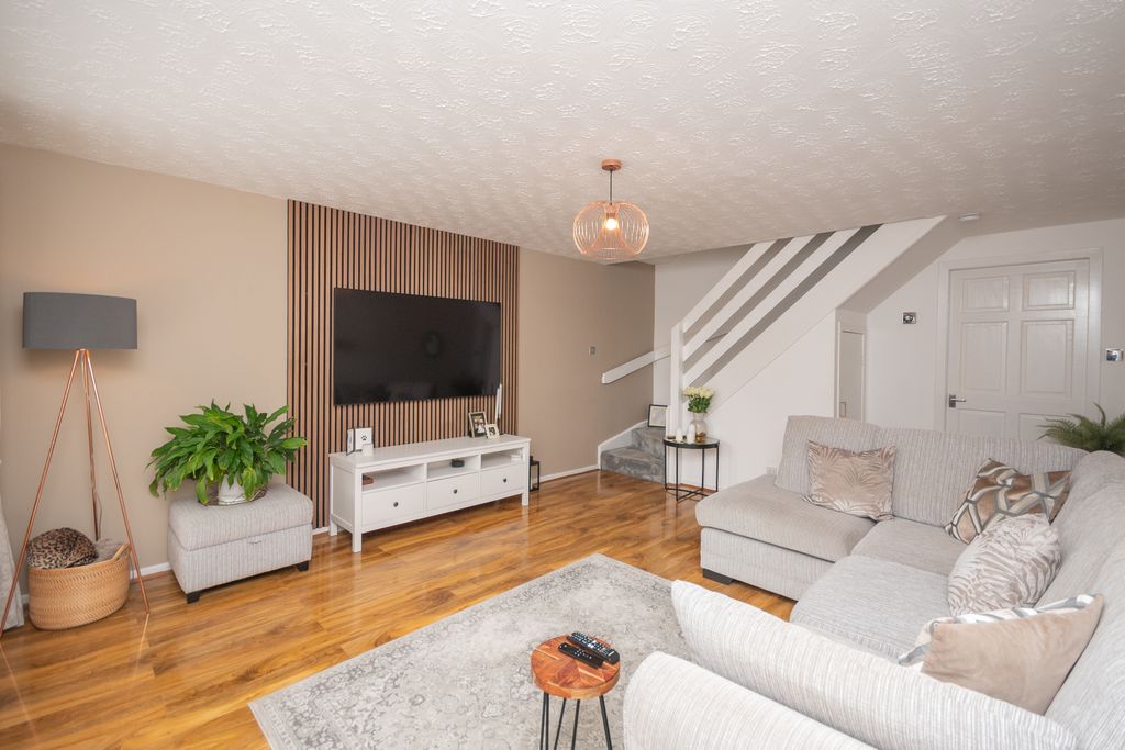 Property photo 2 of 15 Lounge