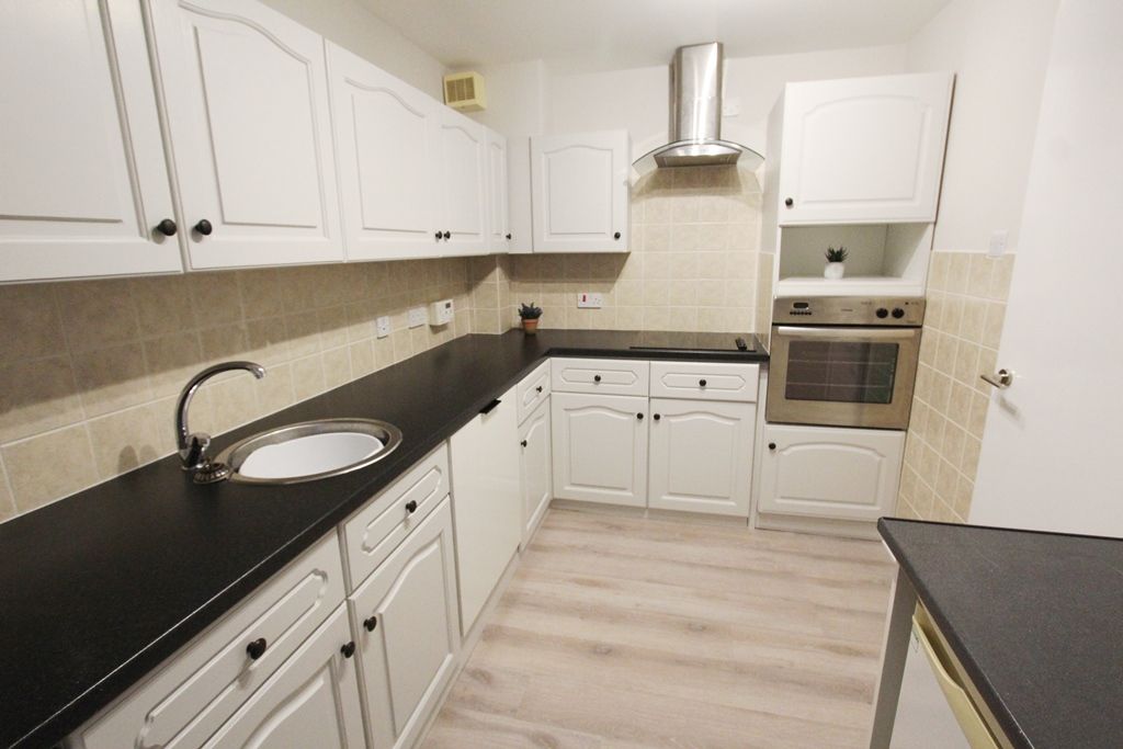 Property photo 3 of 11 Kitchen