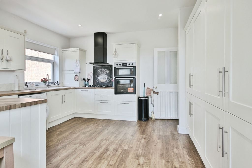 Property photo 3 of 18 3993508