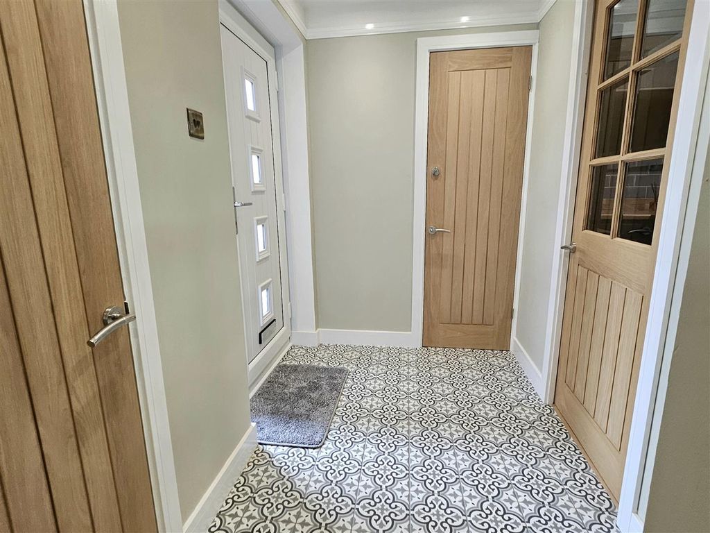 Property photo 2 of 22 Entrance Hallway