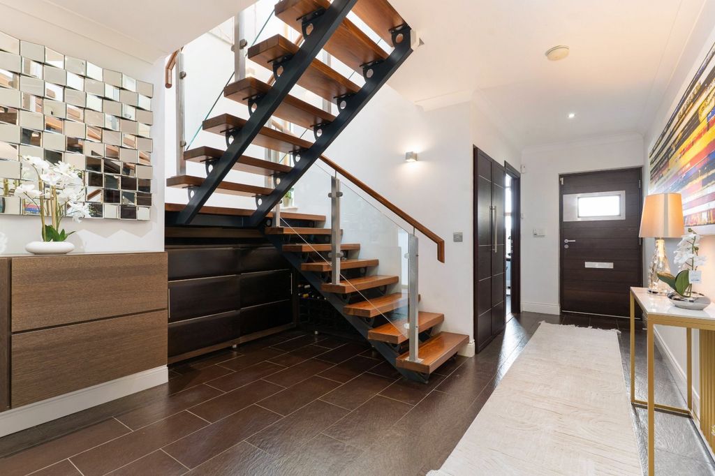 Property photo 2 of 15 Hallway