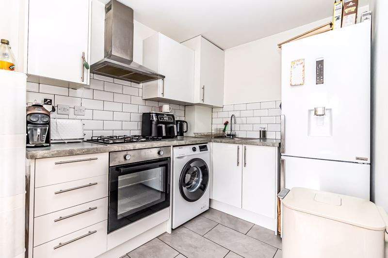 Property photo 3 of 11 .