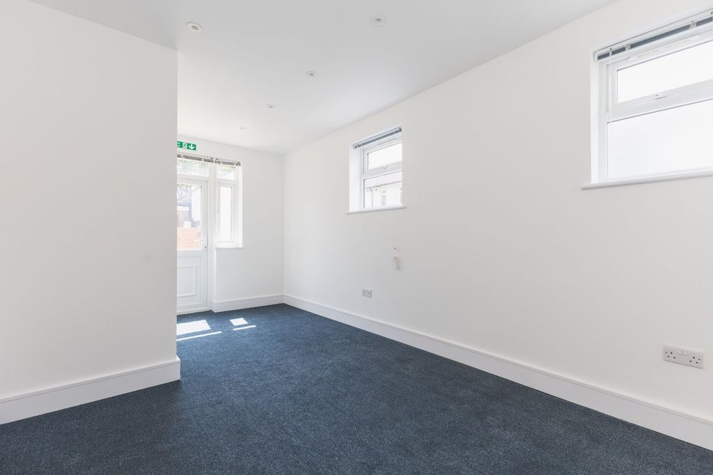 Property photo 3 of 12 Picture No. 02