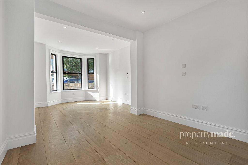 Property photo 2 of 18 Picture No. 12