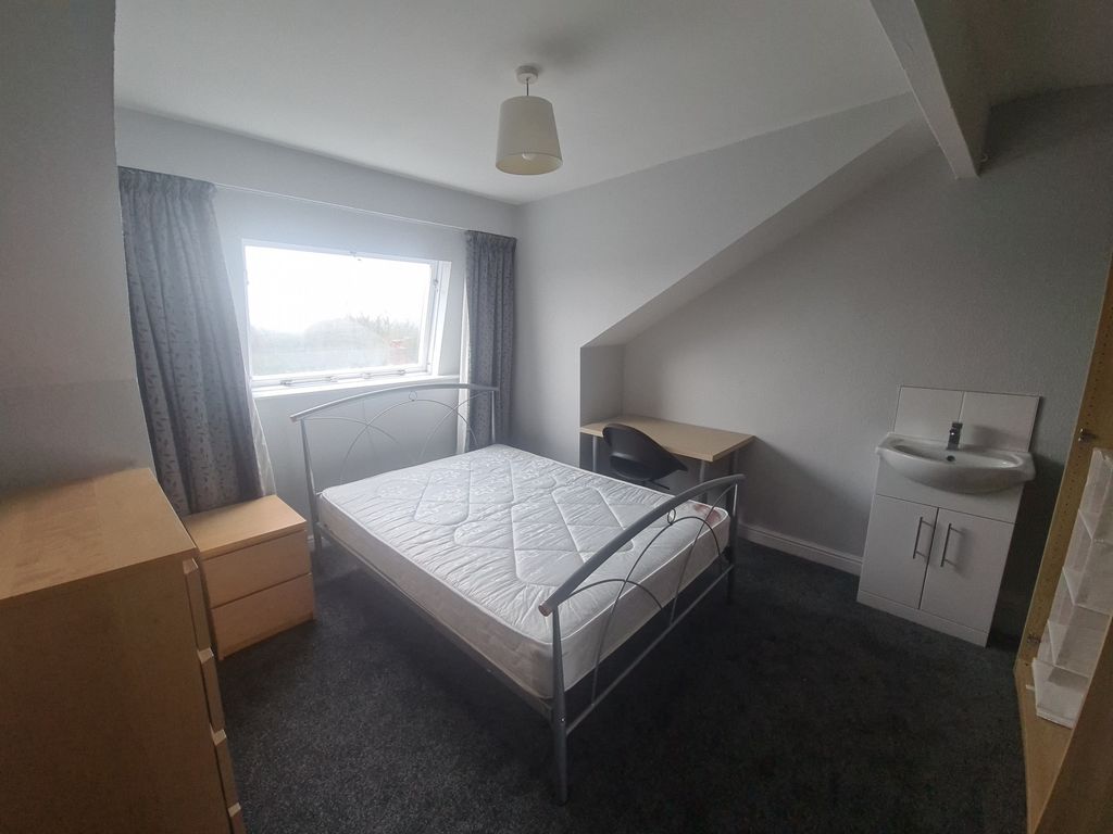 Property photo 2 of 12 A Bright And Modern Bedroom Featuring A Comfortabl...