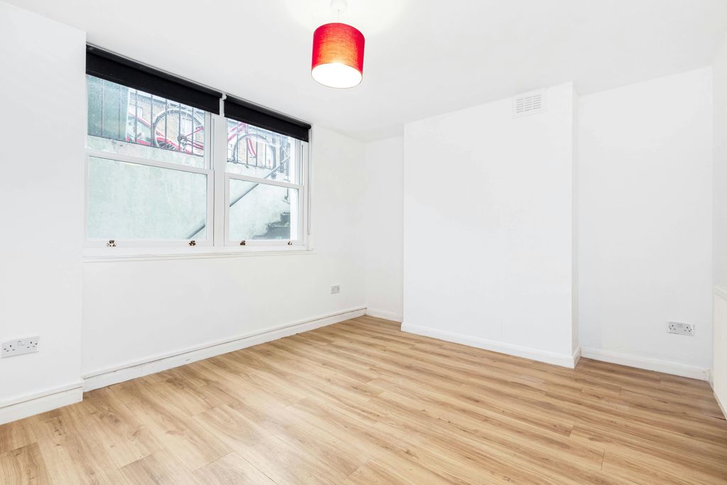 Property photo 2 of 10 Bedroom