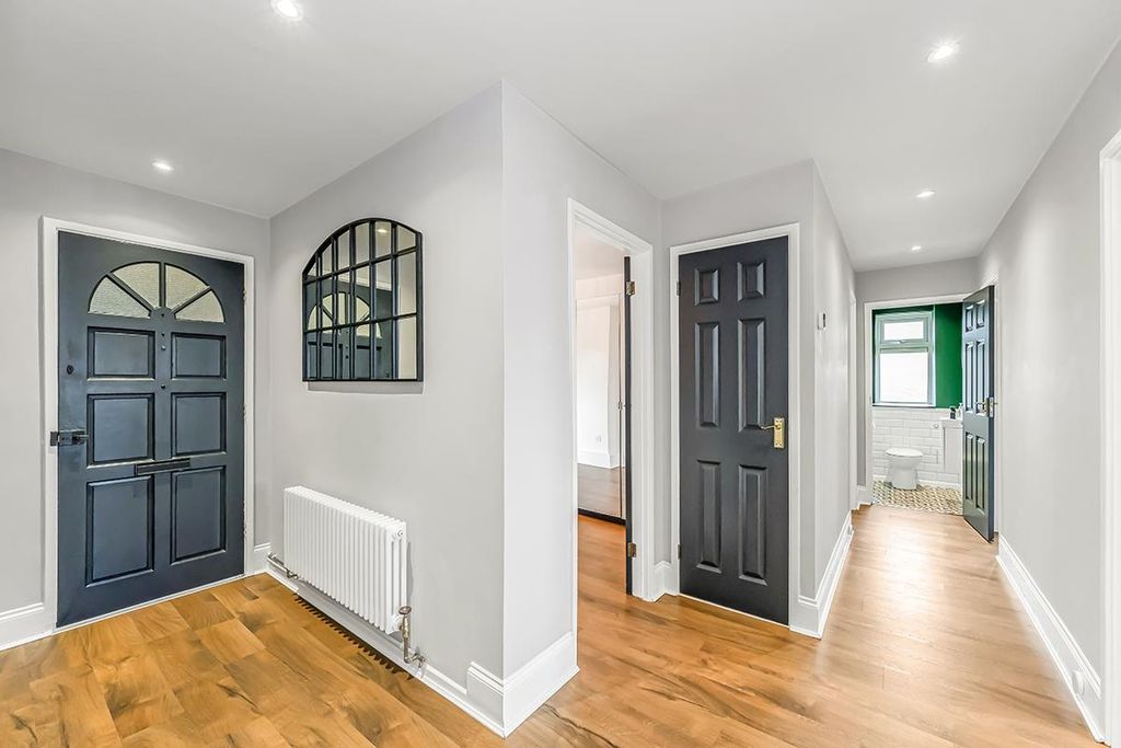 Property photo 2 of 18 Broomhill Court-7.Jpg