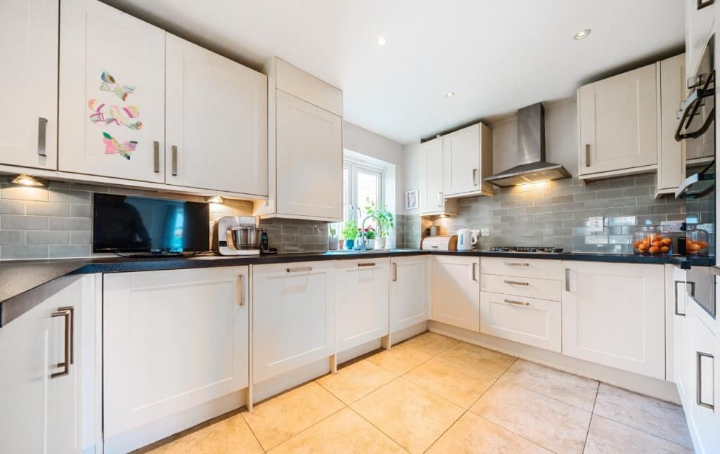 Property photo 2 of 25 Kitchen