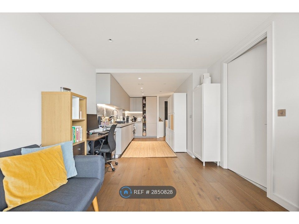 Property photo 2 of 18 Living Room / Kitchen