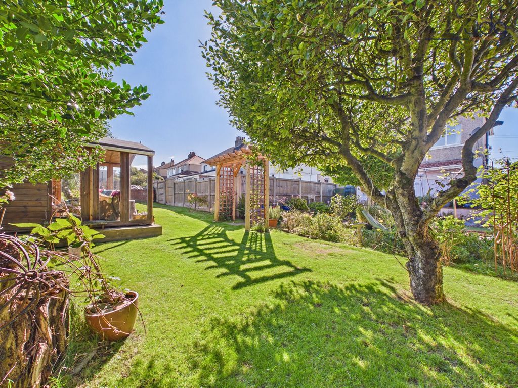 Property photo 2 of 16 Gardens