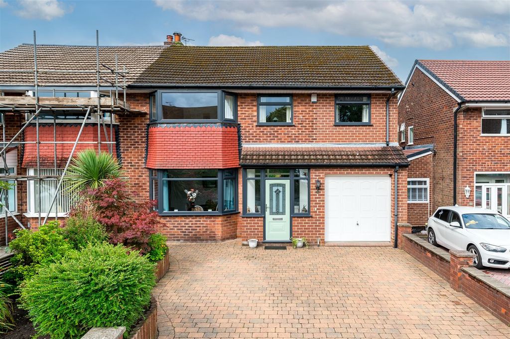 Property photo 2 of 32 Beeston Grove-31.Jpg