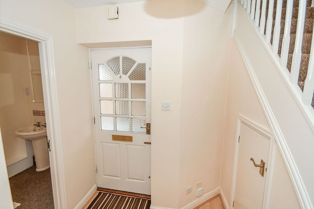 Property photo 3 of 7 Entrance Hall