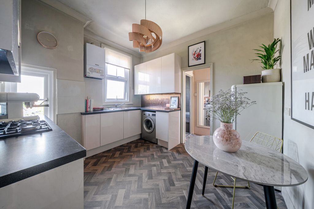 Property photo 2 of 14 1446805-13-69E753...