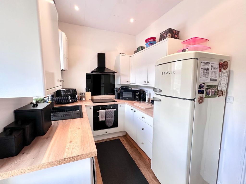 Property photo 3 of 11 Kitchen