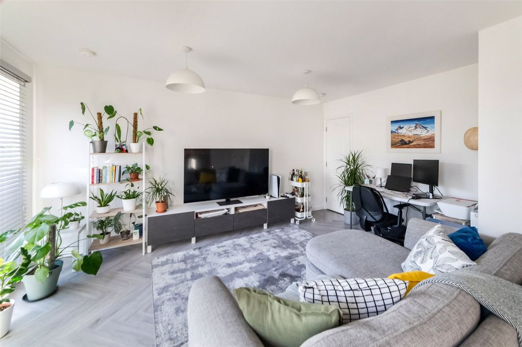 Property photo 3 of 18 Living Room