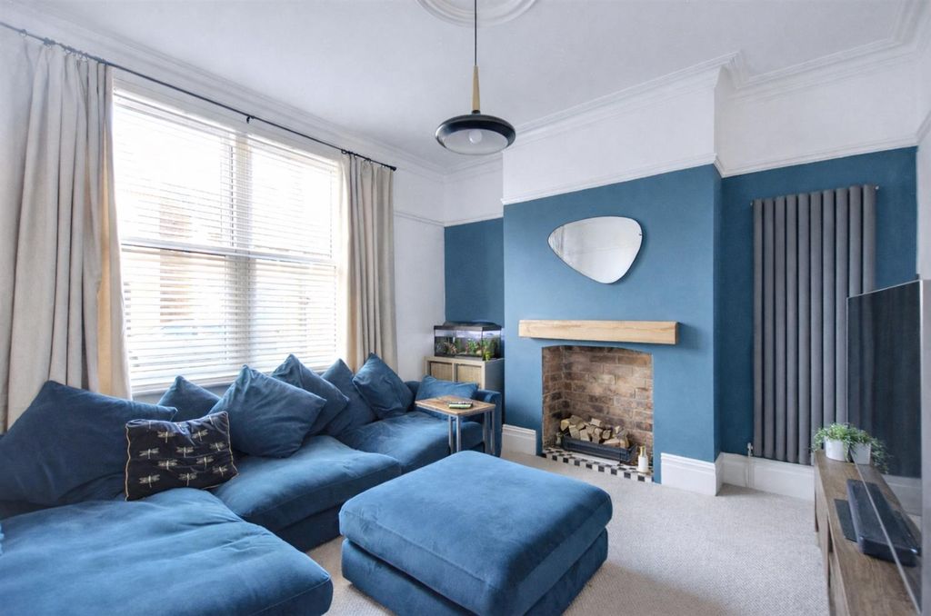 Property photo 2 of 20 Lounge