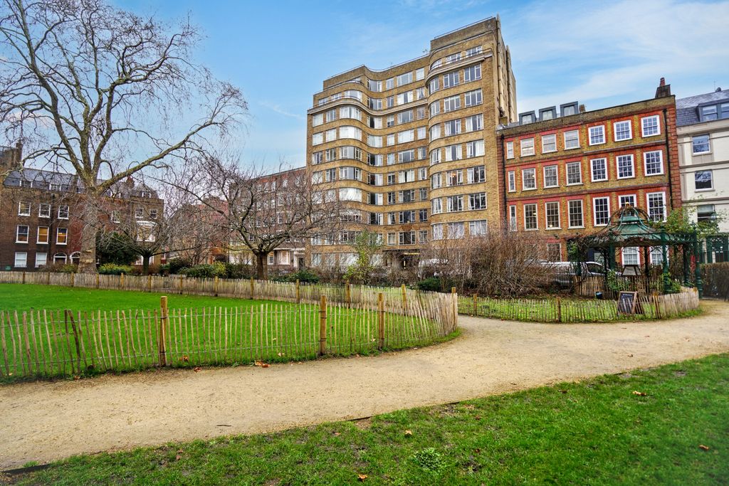 Property photo 3 of 11 Flat 5 Florin Court, Charterhouse Square, Barbican, London, Ec1M 6Et