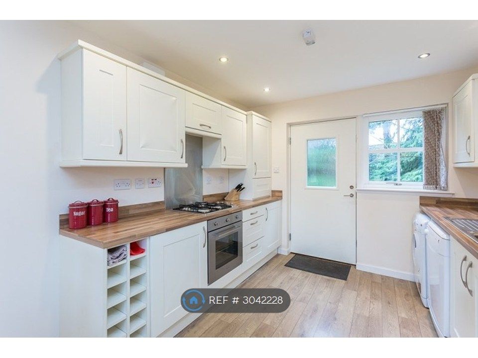 Property photo 3 of 10 Kitchen