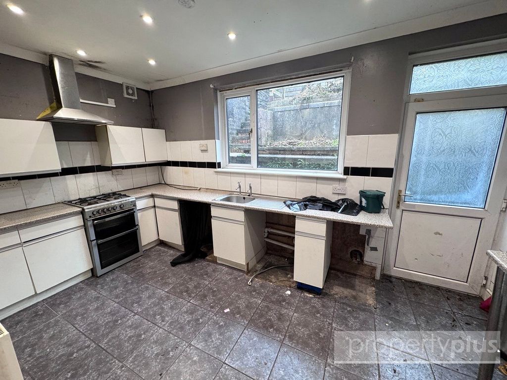 Property photo 2 of 11 Picture No. 12