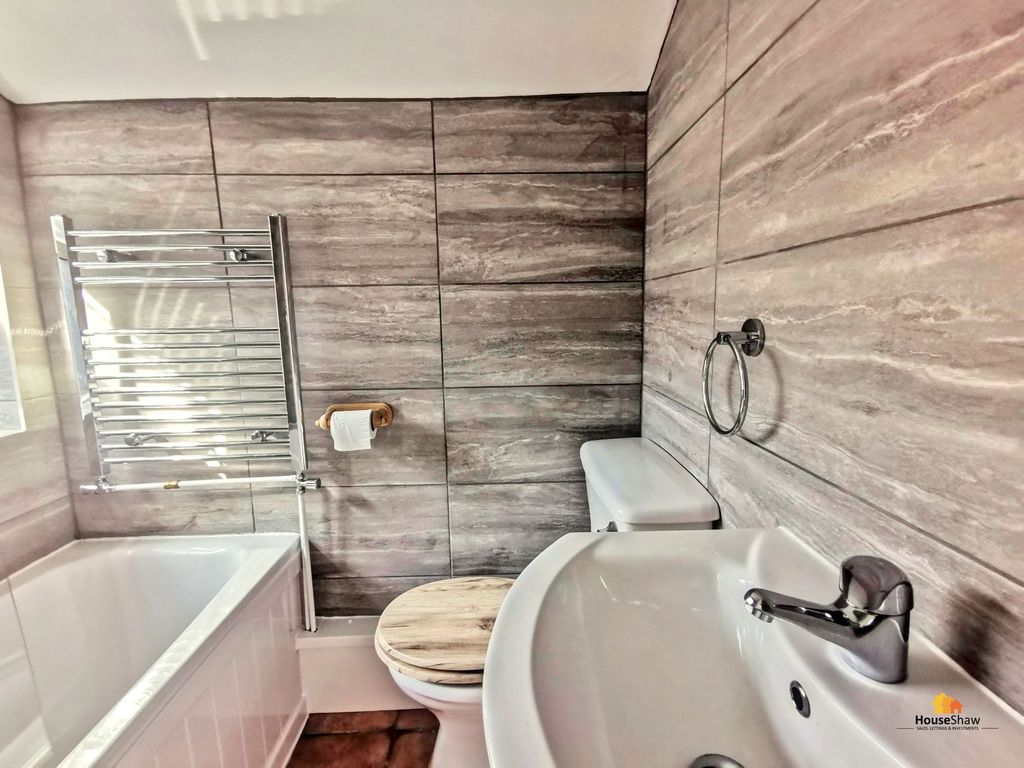 Property photo 3 of 10 Bathroom