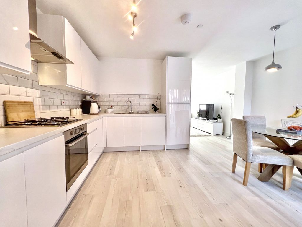 Property photo 1 of 24 Lakeside Contemporary Living