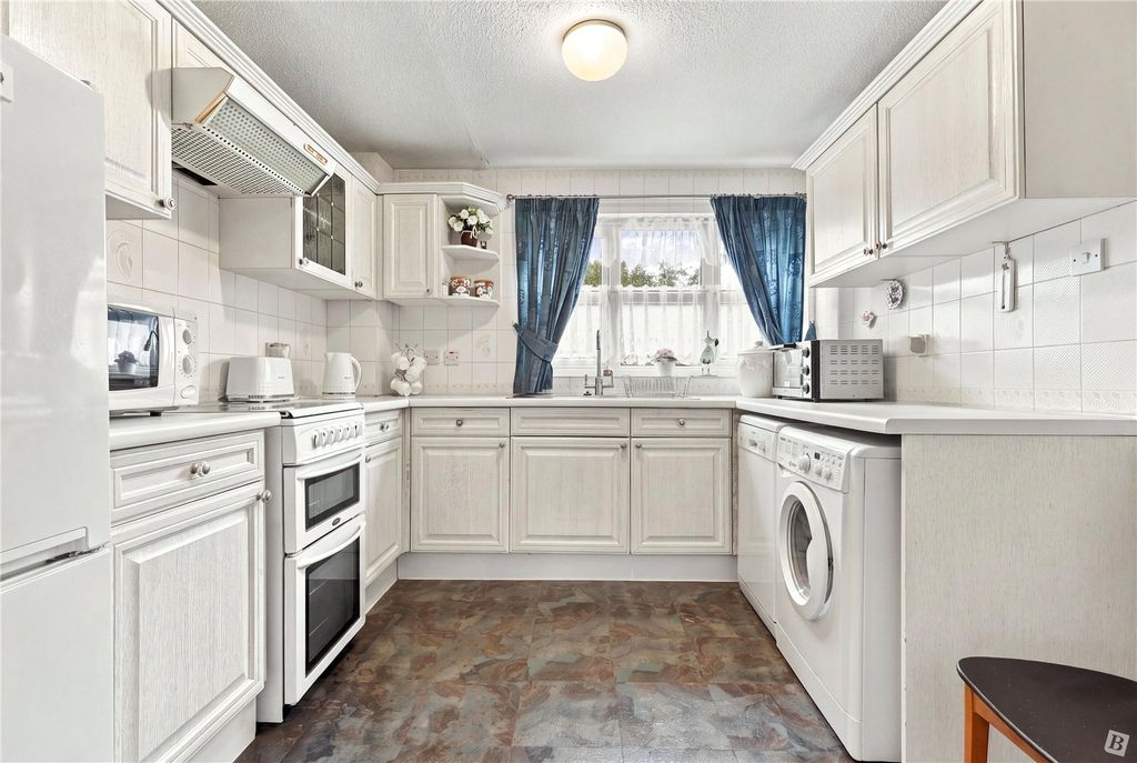 Property photo 3 of 11 Kitchen