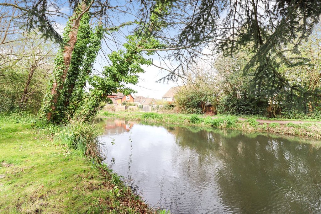 Property photo 2 of 14 Basingstoke Canal
