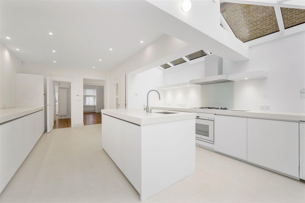 Property photo 1 of 17 76 Pepys Road,12.Jpg