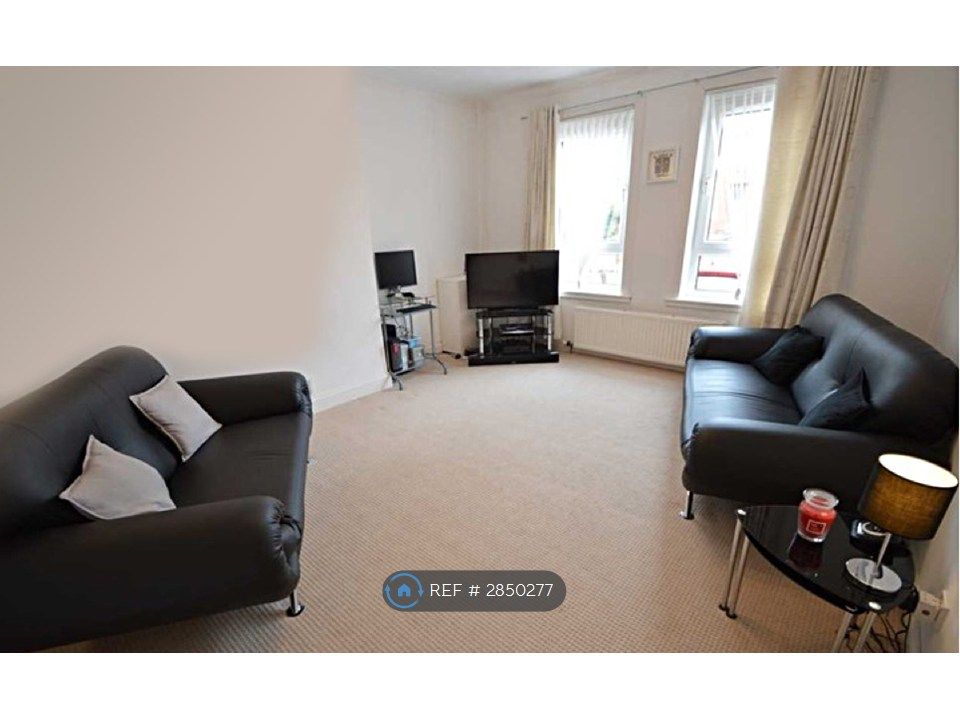 Property photo 3 of 7 Living Room