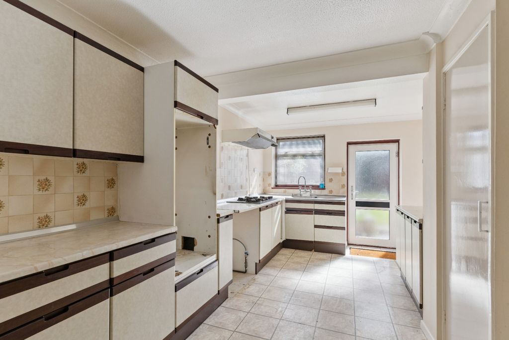 Property photo 2 of 17 4410111