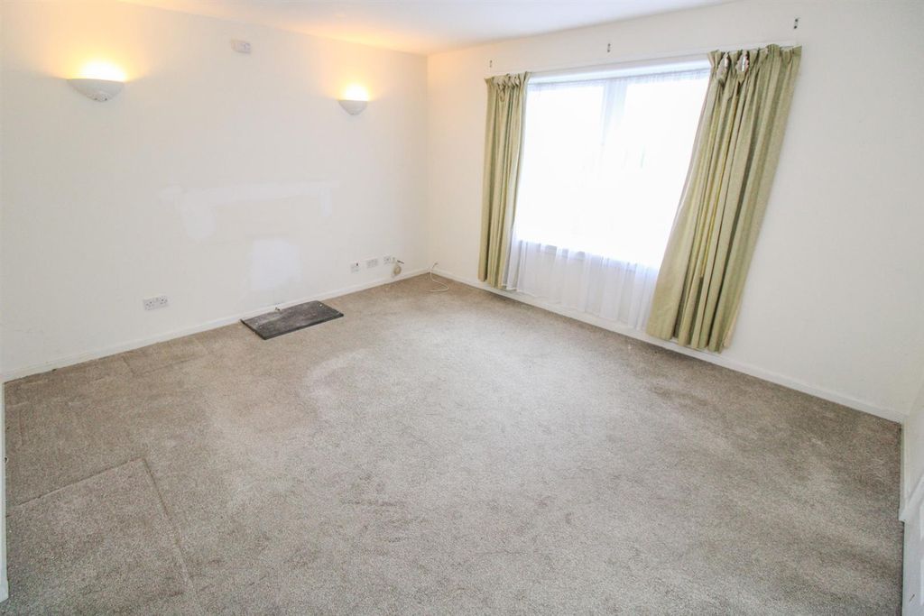 Property photo 3 of 20 Lounge