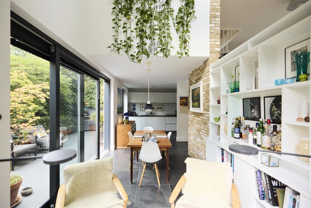 Property photo 1 of 52 4 Essex Mews_256.Jpg