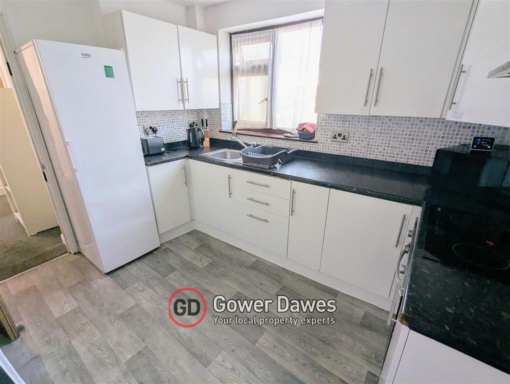Property photo 3 of 13 Kitchen