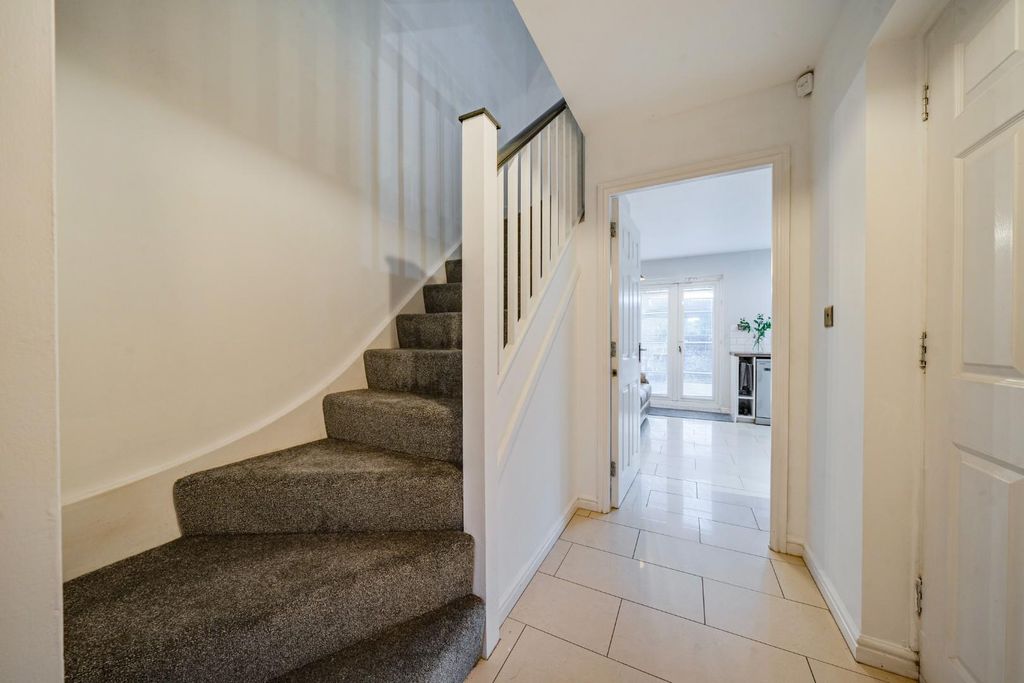 Property photo 3 of 15 Entrance Hallway.Jpg